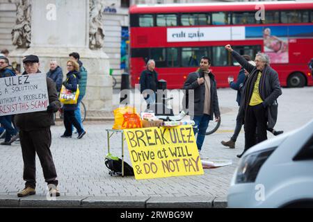 Piers Corbyn, Bruder von Jeremy Corbyn, wird während eines Protestes gegen die Erweiterung der Londoner Ultra-Low Emission Zone (ULEZ) in London gesehen. Stockfoto