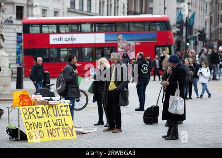 Piers Corbyn, Bruder von Jeremy Corbyn, wird während eines Protestes gegen die Erweiterung der Londoner Ultra-Low Emission Zone (ULEZ) in London gesehen. Stockfoto