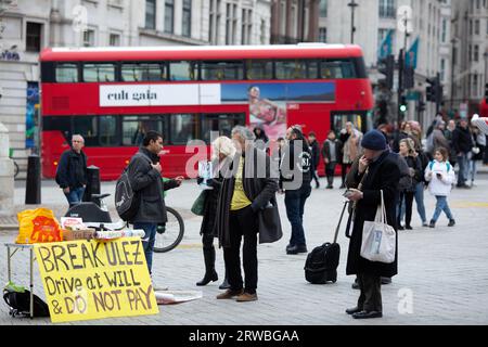 Piers Corbyn, Bruder von Jeremy Corbyn, wird während eines Protestes gegen die Erweiterung der Londoner Ultra-Low Emission Zone (ULEZ) in London gesehen. Stockfoto