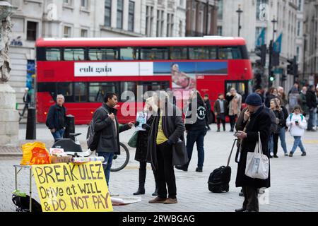 Piers Corbyn, Bruder von Jeremy Corbyn, wird während eines Protestes gegen die Erweiterung der Londoner Ultra-Low Emission Zone (ULEZ) in London gesehen. Stockfoto