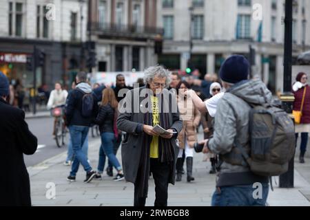 Piers Corbyn, Bruder von Jeremy Corbyn, wird während eines Protestes gegen die Erweiterung der Londoner Ultra-Low Emission Zone (ULEZ) in London gesehen. Stockfoto