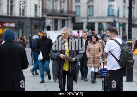 Piers Corbyn, Bruder von Jeremy Corbyn, wird während eines Protestes gegen die Erweiterung der Londoner Ultra-Low Emission Zone (ULEZ) in London gesehen. Stockfoto