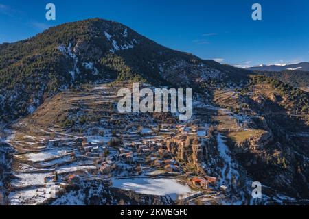 Luftaufnahme der verschneiten Stadt Querforadat im Winter, am Nordhang von Cadí (Alt Urgell, Lleida, Katalonien, Spanien, Pyrenäen) Stockfoto