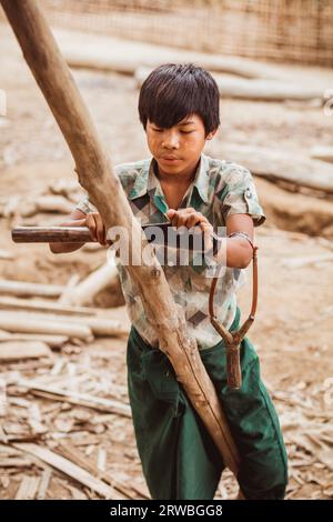 Myanmar, 18. Februar 2021: Stämme, die in abgelegenen Gebieten Myanmars leben. Stockfoto