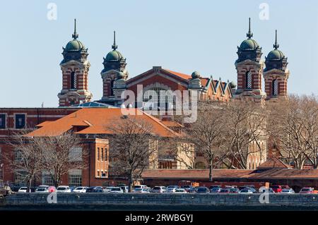Ellis Island vom Liberty State Park, New Jersey aus gesehen: Das viertürmige Hauptgebäude befindet sich im Bundesstaat New York, der Rest ist fast vollständig in New Jersey. Stockfoto