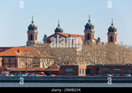 Ellis Island vom Liberty State Park, New Jersey aus gesehen: Das viertürmige Hauptgebäude befindet sich im Bundesstaat New York, der Rest ist fast vollständig in New Jersey. Stockfoto