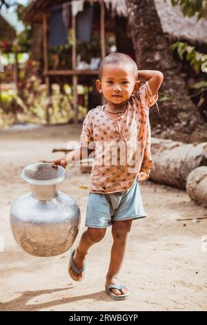 Myanmar, 18. Februar 2021: Stämme, die in abgelegenen Gebieten Myanmars leben. Stockfoto