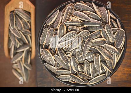 Ungeschälte Bio-Sonnenblumenkerne in Schüssel. Nahaufnahme mit Kopierbereich. Stockfoto