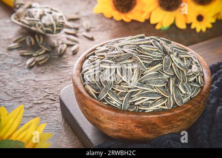 Ungeschälte Bio-Sonnenblumenkerne in Schüssel. Nahaufnahme mit Kopierbereich. Stockfoto