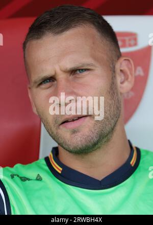 Monza, Italien. September 2023. Alexis Blin von US Lecce schaut von der Bank aus an, bevor er im U-Power Stadium in Monza in die Serie A startet. Auf dem Bild sollte stehen: Jonathan Moscrop/Sportimage Credit: Sportimage Ltd/Alamy Live News Stockfoto