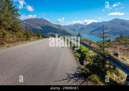 Blick auf die Berge vom Gipfel des Bealach Ratagan, einem beliebten Fahrradhügel in den schottischen Highlands, Schottland. Stockfoto