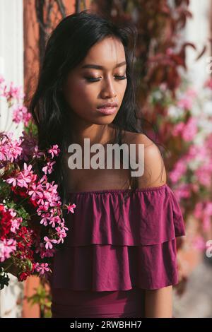 Junge Dame, die einen Moment in der Sonne genießt, reizend, junge Frau Stockfoto