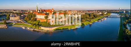 Krakau, Polen. Breites Luftpanorama der Altstadt bei Sonnenuntergang mit Royal Wawel Schloss und Kathedrale. Flussufer der Weichsel, Touristenboote, Häfen, Parks, Stockfoto