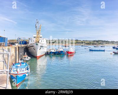 Die Scillonian III Fähre legte am Albert Pier an und andere Boote im St. Mary's Hafen, Hugh Town, Isles of Scilly. Stockfoto