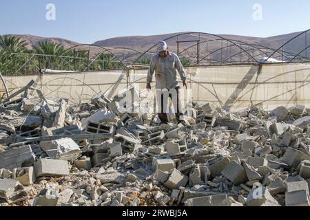 Jordantal, Palästina. September 2023. Ein Palästinenser, der von den Überresten seines zerstörten Hauses umgeben ist, nachdem er von der israelischen Armee im nördlichen Jordantal im besetzten Westjordanland abgerissen wurde. Der Bulldozer der israelischen Armee zerstörte palästinensische Häuser, um sie aus dem Gebiet abzuschieben, da das Gebiet eine Grenze zwischen den von Palästinensern bewohnten Ländern und den von den israelischen Behörden eroberten Ländern ist. (Foto: Nasser Ishtayeh/SOPA Images/SIPA USA) Credit: SIPA USA/Alamy Live News Stockfoto