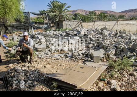 Jordantal, Palästina. September 2023. Ein Palästinenser, der von den Überresten seines zerstörten Hauses umgeben ist, nachdem er von der israelischen Armee im nördlichen Jordantal im besetzten Westjordanland abgerissen wurde. Der Bulldozer der israelischen Armee zerstörte palästinensische Häuser, um sie aus dem Gebiet abzuschieben, da das Gebiet eine Grenze zwischen den von Palästinensern bewohnten Ländern und den von den israelischen Behörden eroberten Ländern ist. (Foto: Nasser Ishtayeh/SOPA Images/SIPA USA) Credit: SIPA USA/Alamy Live News Stockfoto