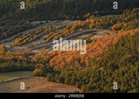 Sonnenaufgang und erstes Licht im Vall de Lord Valley, mit Herbstfarben (Solsonès, Lleida, Katalonien, Spanien, Pyrenäen) Stockfoto