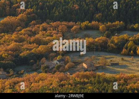 Sonnenaufgang und erstes Licht im Vall de Lord Valley, mit Herbstfarben (Solsonès, Lleida, Katalonien, Spanien, Pyrenäen) Stockfoto