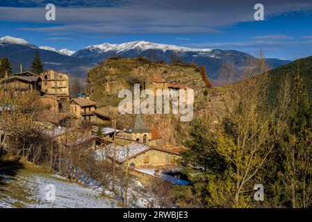 Dorf El Querforadat mit etwas Schnee im Winter (Alt Urgell, Lleida, Katalonien, Spanien, Pyrenäen) ESP: Aldea de El Querforadat con nieve, España Stockfoto