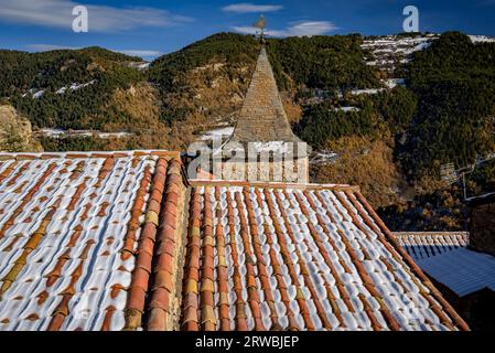 Dorf El Querforadat mit etwas Schnee im Winter (Alt Urgell, Lleida, Katalonien, Spanien, Pyrenäen) ESP: Aldea de El Querforadat con nieve, España Stockfoto