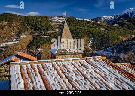 Dorf El Querforadat mit etwas Schnee im Winter (Alt Urgell, Lleida, Katalonien, Spanien, Pyrenäen) ESP: Aldea de El Querforadat con nieve, España Stockfoto
