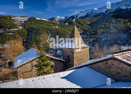 Dorf El Querforadat mit etwas Schnee im Winter (Alt Urgell, Lleida, Katalonien, Spanien, Pyrenäen) ESP: Aldea de El Querforadat con nieve, España Stockfoto