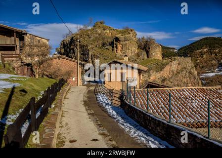 Dorf El Querforadat mit etwas Schnee im Winter (Alt Urgell, Lleida, Katalonien, Spanien, Pyrenäen) ESP: Aldea de El Querforadat con nieve, España Stockfoto