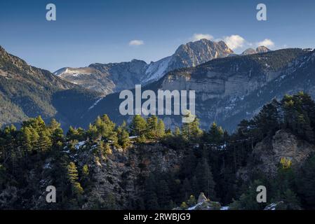 Westwand des Pedraforca-Berges und der Serra del Verd, vom Pass Coll de Port aus gesehen (Alt Urgell, Lleida, Katalonien, Spanien, Pyrenäen) Stockfoto