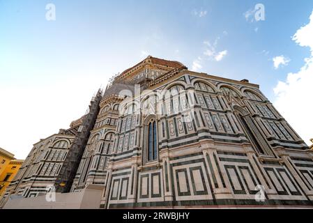 Firenze, Italien - 6. August 2023: Blick auf die Außenfassade der Kathedrale Santa Maria del Fiore in Florenz Stockfoto