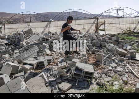 Jordantal, Palästina. September 2023. Ein Palästinenser, der von den Überresten seines zerstörten Hauses umgeben ist, nachdem er von der israelischen Armee im nördlichen Jordantal im besetzten Westjordanland abgerissen wurde. Der Bulldozer der israelischen Armee zerstörte palästinensische Häuser, um sie aus dem Gebiet abzuschieben, da das Gebiet eine Grenze zwischen den von Palästinensern bewohnten Ländern und den von den israelischen Behörden eroberten Ländern ist. Quelle: SOPA Images Limited/Alamy Live News Stockfoto