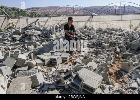 Jordantal, Palästina. September 2023. Ein Palästinenser, der von den Überresten seines zerstörten Hauses umgeben ist, nachdem er von der israelischen Armee im nördlichen Jordantal im besetzten Westjordanland abgerissen wurde. Der Bulldozer der israelischen Armee zerstörte palästinensische Häuser, um sie aus dem Gebiet abzuschieben, da das Gebiet eine Grenze zwischen den von Palästinensern bewohnten Ländern und den von den israelischen Behörden eroberten Ländern ist. Quelle: SOPA Images Limited/Alamy Live News Stockfoto