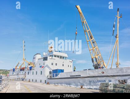 Kran auf der Scillonian III Fähre, am Kai im Hafen von St. Mary's, Isles of Scilly. Stockfoto