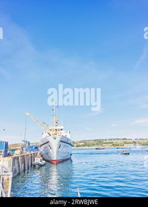 Die Scillonian III-Fähre legte am Kai im Hafen von St. Mary's, Isles of Scilly, an. Stockfoto