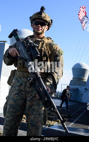 18. September 2023, Lettland, Ventspils (windau): Ein Soldat der amerikanischen Marine steht auf dem US-Marineschiff USS Mesa Verde während des großen Marinemanövers „Northern Coasts 23“ in der Ostsee vor der Küste Lettlands. Das von Deutschland geführte Marinemanöver, das bis zum 23. September 2023 läuft, zielt darauf ab, taktische Verfahren zur nationalen und allianzpolitischen Verteidigung in küstennahen Gewässern durchzuführen. Die Übung, die auch die Zusammenarbeit zwischen den Ländern der Ostseeregion stärken soll, umfasst 3.200 Soldaten und Frauen aus 14 Ländern. Foto: Bernd von Jutrczenka/dpa Stockfoto