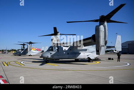 18. September 2023, Lettland, Ventspils (windau): zwei US Navy Bell-Boeing V-22 Osprey Flugzeuge warten auf Passagiere am Flughafen Riga, um sie zum US-Schiff USS Mesa Verde zu fliegen, anlässlich des Medientages vom großen maritimen Manöver „Northern Coasts 23“ in der Ostsee vor der Küste Lettlands. Das von Deutschland geführte Marinemanöver, das bis zum 23. September 2023 läuft, zielt darauf ab, taktische Verfahren zur nationalen und allianzpolitischen Verteidigung in küstennahen Gewässern durchzuführen. An der Übung, die auch die Zusammenarbeit zwischen den Ländern des Ostseeraums stärken soll, sind 3.200 Soldaten und Frauen beteiligt Stockfoto