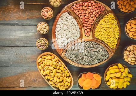 Auswahl an beliebten ägyptischen Snacks, Sonnenblumenkernen, Wassermelonensamen, Kürbiskernen und gesalzenen Erdnüssen. Draufsicht mit Nahaufnahme. Stockfoto