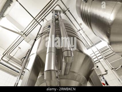 Brauerei in der Lebensmittelindustrie – Tanks und Anlagen für die Bierbrauerei Stockfoto