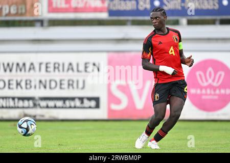 Jorthy Mokio (4) aus Belgien, das am Montag, den 17. September 2023, in Sint-Niklaas, Belgien, während eines Fußballspiels zwischen den nationalen U16-Teams Portugals und Belgiens abgebildet wurde. FOTO SPORTPIX | David Catry Stockfoto