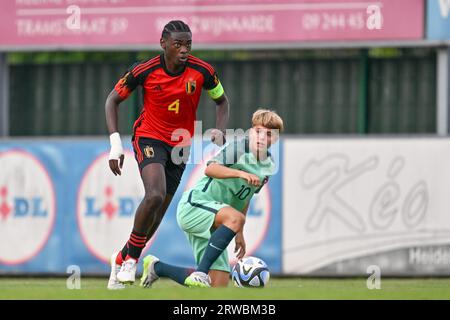 Jorthy Mokio (4) aus Belgien, das am Montag, den 17. September 2023, in Sint-Niklaas, Belgien, während eines Fußballspiels zwischen den nationalen U16-Teams Portugals und Belgiens abgebildet wurde. FOTO SPORTPIX | David Catry Stockfoto