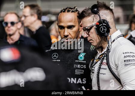 Singapur, Singapur. September 2023. Lewis Hamilton aus Großbritannien und Mercedes-AMG PETRONAS Formula One Team sprechen mit seinem Renningenieur Peter Bonnington vor dem F1 Grand Prix von Singapur auf dem Marina Bay Street Circuit in der Startaufstellung. Quelle: SOPA Images Limited/Alamy Live News Stockfoto