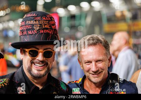 Singapur, Singapur. September 2023. Sänger George und Red Bull-Teamchef Christian Horner posieren für Fotos vor dem F1 Grand Prix von Singapur auf dem Marina Bay Street Circuit. Quelle: SOPA Images Limited/Alamy Live News Stockfoto