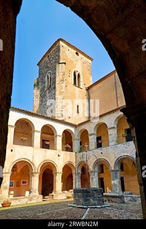 Altomonte Calabria Italien. Santa Maria della Consolazione gotische Kirche angevin. Der Kreuzgang Stockfoto