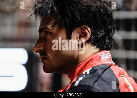 Singapur, Singapur. September 2023. Carlos Sainz aus Spanien und Scuderia Ferrari auf der Startaufstellung vor dem F1 Grand Prix von Singapur auf dem Marina Bay Street Circuit. (Foto: George Hitchens/SOPA Images/SIPA USA) Credit: SIPA USA/Alamy Live News Stockfoto