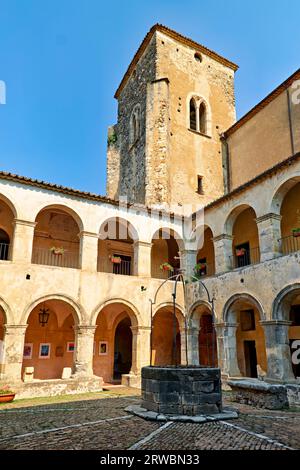 Altomonte Calabria Italien. Santa Maria della Consolazione gotische Kirche angevin. Der Kreuzgang Stockfoto