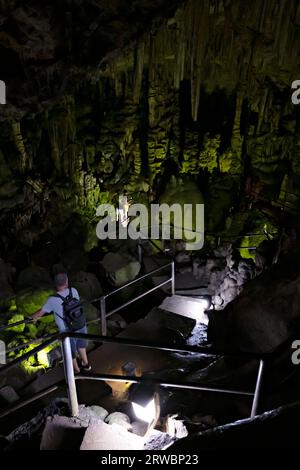 Massive Stalaktiten und Stalagmiten in der Dikteon-Höhle, Psychro, Lasithi-Plateau, Kreta, Griechenland Stockfoto