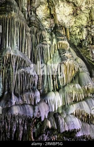 Massive Stalaktiten und Stalagmiten in der Dikteon-Höhle, Psychro, Lasithi-Plateau, Kreta, Griechenland Stockfoto