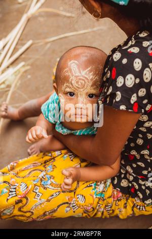 Myanmar, 18. Februar 2021: Stämme, die in abgelegenen Gebieten Myanmars leben. Stockfoto