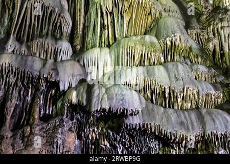 Massive Stalaktiten und Stalagmiten in der Dikteon-Höhle, Psychro, Lasithi-Plateau, Kreta, Griechenland Stockfoto