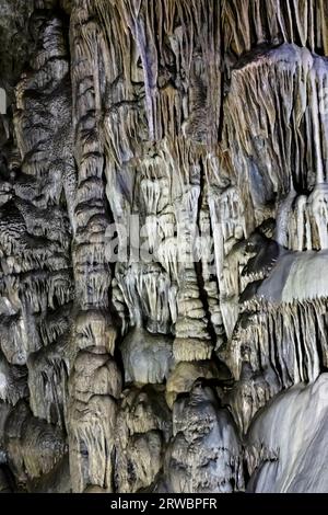 Massive Stalaktiten und Stalagmiten in der Dikteon-Höhle, Psychro, Lasithi-Plateau, Kreta, Griechenland Stockfoto