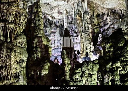 Massive Stalaktiten und Stalagmiten in der Dikteon-Höhle, Psychro, Lasithi-Plateau, Kreta, Griechenland Stockfoto